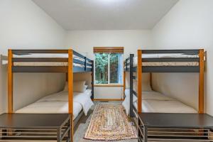 Ένα ή περισσότερα κρεβάτια σε δωμάτιο στο Slope View