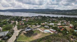 une vue aérienne d'une ville au bord d'une rivière dans l'établissement Vivaldi 192 Villa Carlos Paz, Córdoba, à Villa del Lago