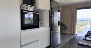 Il comprend une cuisine équipée d'un réfrigérateur et d'une télévision. dans l'établissement Vivaldi 192 Villa Carlos Paz, Córdoba, à Villa del Lago