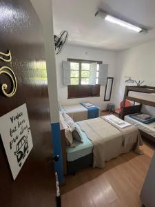 Zimmer mit einem Bett und einem Schild an der Tür in der Unterkunft Rota BH Hostel in Belo Horizonte + 181 Fotos