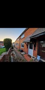 The Cosy House في ويلينغتون: مجموعة منازل من الطوب مع ممر