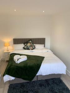 Postel nebo postele na pokoji v ubytování Modern Family House with Parking