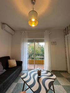 ein Wohnzimmer mit Sofa und Tisch in der Unterkunft Park 22 in Ayamonte