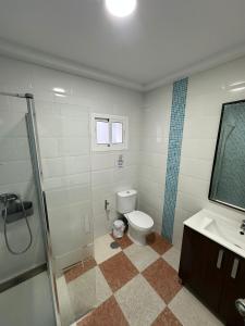 ein Badezimmer mit Toilette, Dusche und Waschbecken in der Unterkunft Park 22 in Ayamonte + 4 Fotos