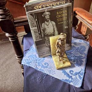 uma mesa com um livro e uma estátua em Hotel Pueyrredón em Buenos Aires mais 87 fotografias
