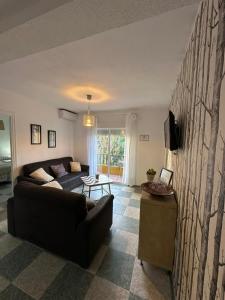 ein Wohnzimmer mit Sofa und Fernseher in der Unterkunft Park 22 in Ayamonte