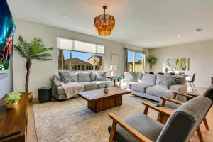 Χώρος καθιστικού στο Lazy River Waterslide Gameroom Pool 7br Sleeps 18