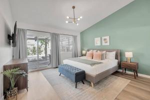 Ένα ή περισσότερα κρεβάτια σε δωμάτιο στο Desert Escape - Pool Home 15 Mi To Festival +48 φωτογραφίες