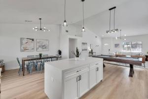 Η κουζίνα ή μικρή κουζίνα στο Desert Escape - Pool Home 15 Mi To Festival