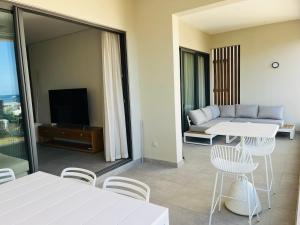 TV/trung tâm giải trí tại Beachfront sea view apartment