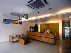 a waiting room with a counter in a restaurant at T Hotel Changlun in Changlun