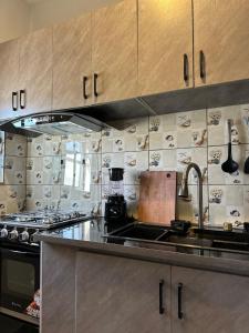 Η κουζίνα ή μικρή κουζίνα στο Appartement de haut standing avec balcon