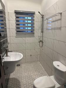 Ένα μπάνιο στο Appartement de haut standing avec balcon