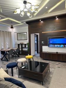 Μια τηλεόραση ή/και κέντρο ψυχαγωγίας στο Appartement de haut standing avec balcon