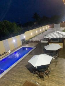 Bazén v ubytování Ilha de Itacimirim Pousada nebo v jeho okolí