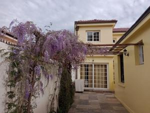 Budova, kde se prázdninový dům nachází