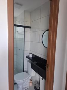 Un pequeño baño con inodoro y espejo. en AP a 3KM das PRAIAS, com SUÍTE, en São Luís 7 fotos más