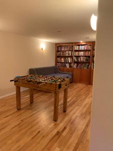 Fotografie z fotogalerie ubytování Private Basement Suite Bedrooms Bath Kitchen office Theater v destinaci Broomfield