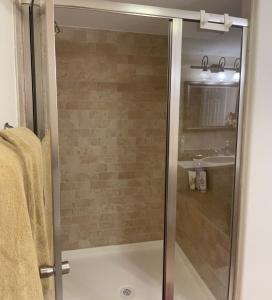 Koupelna v ubytování Private Basement Suite Bedrooms Bath Kitchen office Theater