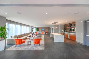 Et opholdsområde på Modern Studio in Downtown Doral