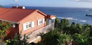 ein Haus auf einem Hügel mit Meerblick in der Unterkunft Le Nid De Bellemont in Trois-Rivières