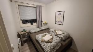 une chambre avec deux lits avec des oreillers dessus dans l'établissement Villa Utsikten, à Bø 40 autres photos