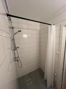 eine Dusche mit Duschvorhang im Bad in der Unterkunft Small studio apartment in the city center in Trollhättan + 11 Fotos