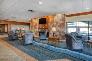 Et tv og/eller underholdning på SureStay Plus Hotel by Best Western Price