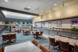 En restaurant eller et andet spisested på SureStay Plus Hotel by Best Western Price