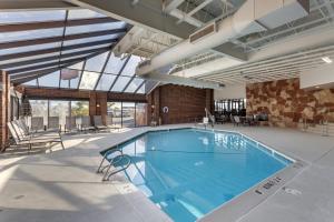 Swimmingpoolen hos eller tæt på SureStay Plus Hotel by Best Western Price