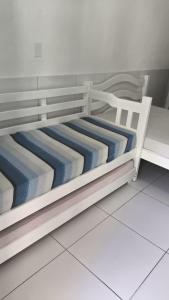 zwei Betten mit blau-weißer Bettwäsche in der Unterkunft Village Galés Maragogi in Maragogi