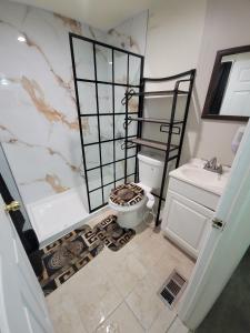 une salle de bain avec une baignoire, des toilettes et un lavabo dans l'établissement Kennedy House on Melrose Ave, à Atlantic City