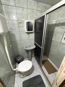 a small bathroom with a toilet and a shower at Casa em Itacaré no Centro, ao lado da Pituba in Itacaré