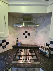 eine Küche mit einem Herdofen in einer Küche in der Unterkunft Central Westport Town House in Westport + 24 Fotos