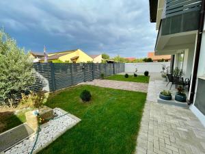 a backyard with a garden with a hose at Casablanca Residence B in Cârcea