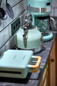 eine Küchentheke mit einer Spüle und einem Toaster in der Unterkunft Scandinavian Rustic in Tríkala + 76 Fotos