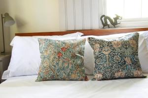 een bed met twee kussens erop bij Villa Sonnengarten Casa de Campo e Jardins in Venâncio Aires +74 foto's