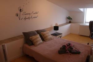 ein Schlafzimmer mit einem Bett mit einem Schild an der Wand in der Unterkunft Maison confortable 6 personnes - 3 chambres - Espaces partagés in Saint-Sauvant + 17 Fotos