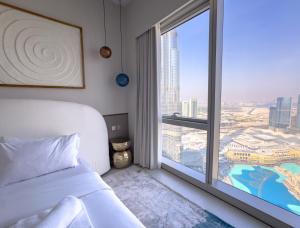 Ένα ή περισσότερα κρεβάτια σε δωμάτιο στο GRANDE SIGNATURE with Fountain Show and direct Burj Khalifa view with DXB AIRPORT VIP Shuttle option for 6 guests +101 φωτογραφίες