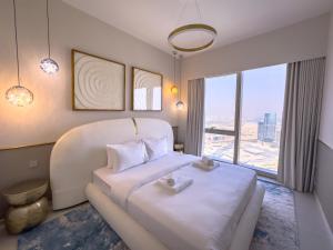 Postel nebo postele na pokoji v ubytování EPIC NYE 2026 Highest-62nd-Floor Burj Khalifa Fireworks View at GRANDE SIGNATURE with VIP Airport Shuttle option for 6Guest