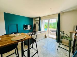 TV a/nebo společenská místnost v ubytování Appartement Ortale de Biguglia