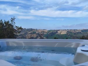 un jacuzzi avec vue dans l'établissement Casale San Martino Agriturismo Bio, à SantʼAngelo in Pontano