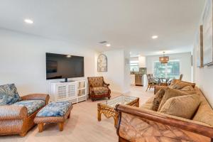 TV/trung tâm giải trí tại 2 Mi to Beach! Snowbird Haven with Pool in Venice