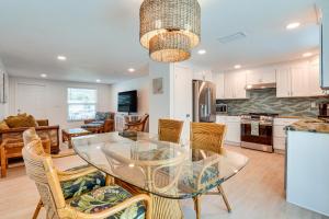 Nhà bếp/bếp nhỏ tại 2 Mi to Beach! Snowbird Haven with Pool in Venice