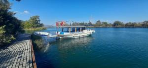 un bateau est amarré sur un grand lac dans l'établissement Dalyan Boat Tours, à Ortaca