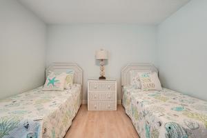 Giường trong phòng chung tại 2 Mi to Beach! Snowbird Haven with Pool in Venice +18 ảnh