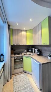 Η κουζίνα ή μικρή κουζίνα στο Town Hall Square View Apartment +20 φωτογραφίες