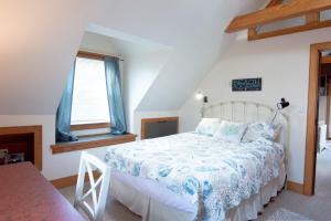 una camera da letto con un letto e una finestra di 508 B The Upper Bungalow a Virginia Beach