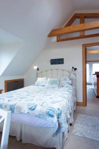 una camera da letto con un letto grande in una stanza di 508 B The Upper Bungalow a Virginia Beach