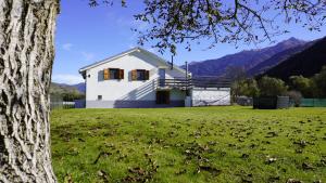 Nespecifikovaný výhled na hory nebo výhled na hory při pohledu z prázdninového domu